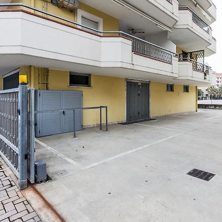 Palazzo Giallo Alba Adriatica Exterior photo