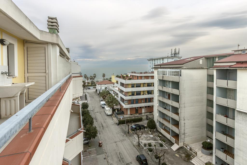 Palazzo Giallo Alba Adriatica Exterior photo