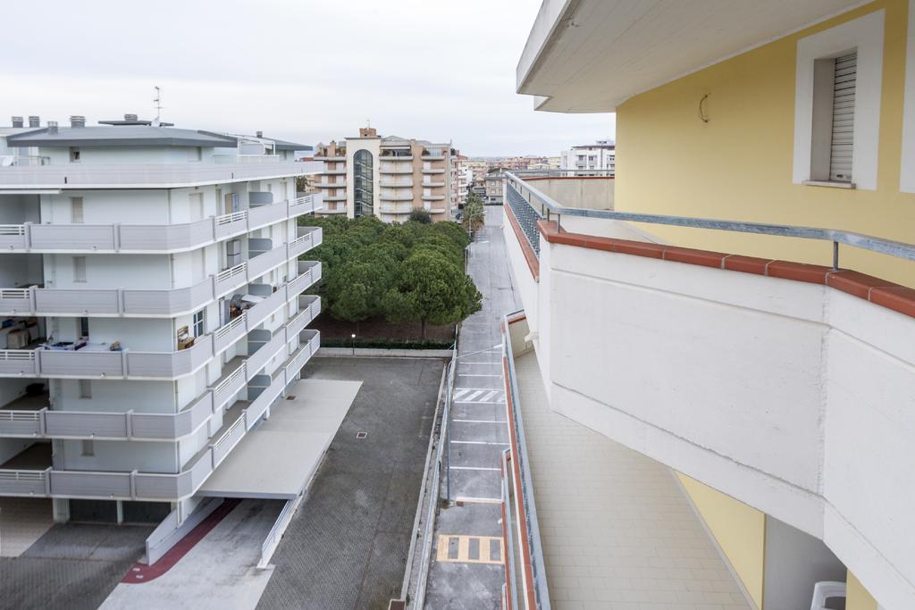Palazzo Giallo Alba Adriatica Exterior photo