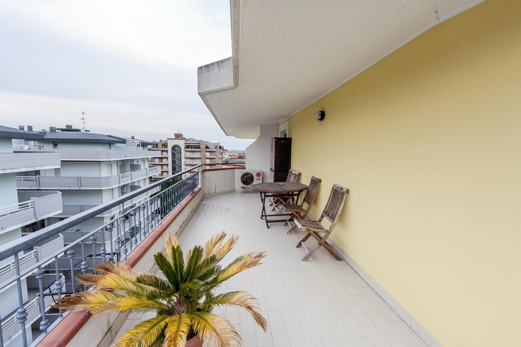 Palazzo Giallo Alba Adriatica Exterior photo
