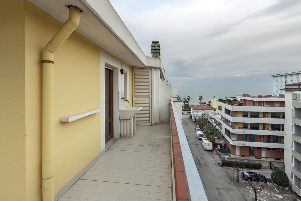 Palazzo Giallo Alba Adriatica Exterior photo