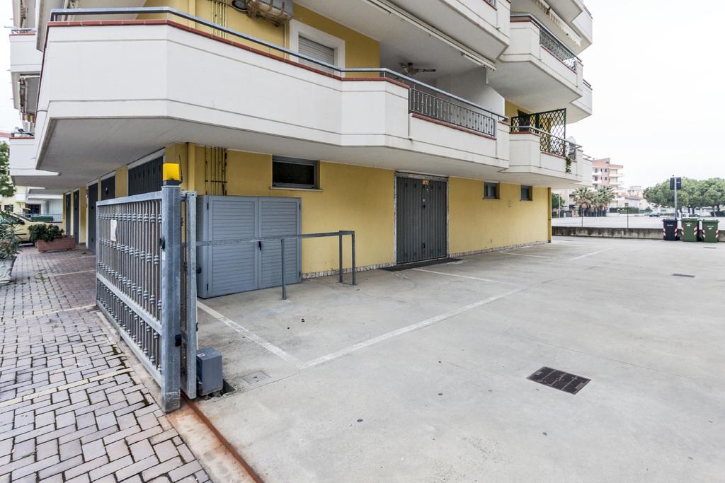 Palazzo Giallo Alba Adriatica Exterior photo